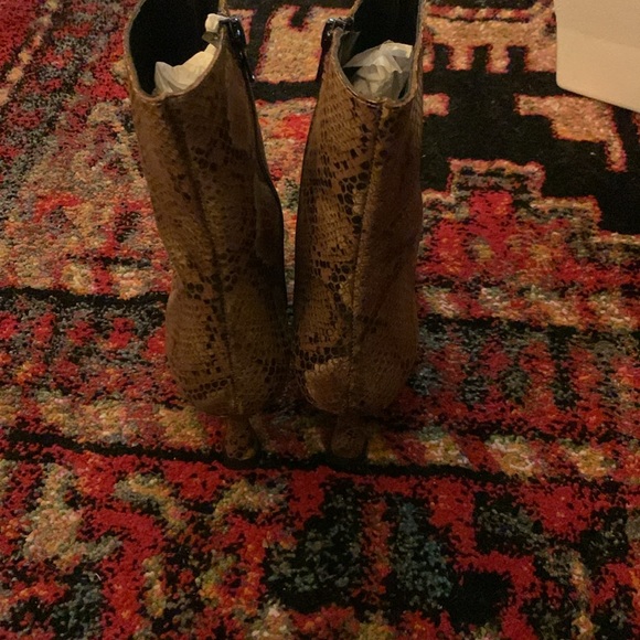 NWOB Size 36 Free people snakeskin bootie with side zip - Picture 4 of 8